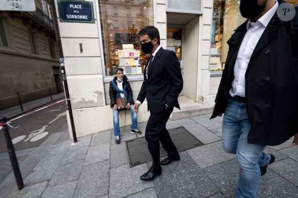 Manuel Valls - Les parisiens assistent à l'hommage national pour Samuel Paty, enseignant assassiné par un islamiste, devant la Sorbonne à Paris le 21 octobre 2020. © JB Autissier / Panoramic / Bestimage 