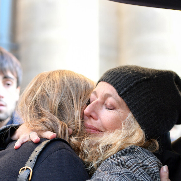 Lisa Azuelos (Fille de la défunte) - Sorties des obsèques de Marie Laforêt en l'église Saint-Eustache à Paris. Le 7 novembre 2019.