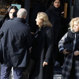 Jean-Mehdi Azuelos, Lisa Azuelos et Debora Delorme Kahn-Sriber (Les enfants de la défunte) - Arrivées aux obsèques de Marie Laforêt en l'église Saint-Eustache à Paris. Le 7 novembre 2019.