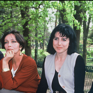 Archives - Le réalisateur Arthur Penn, Marie Laforêt, Liane Foly et Alexandre Arcady lors du Festival de Cognac en 1993.