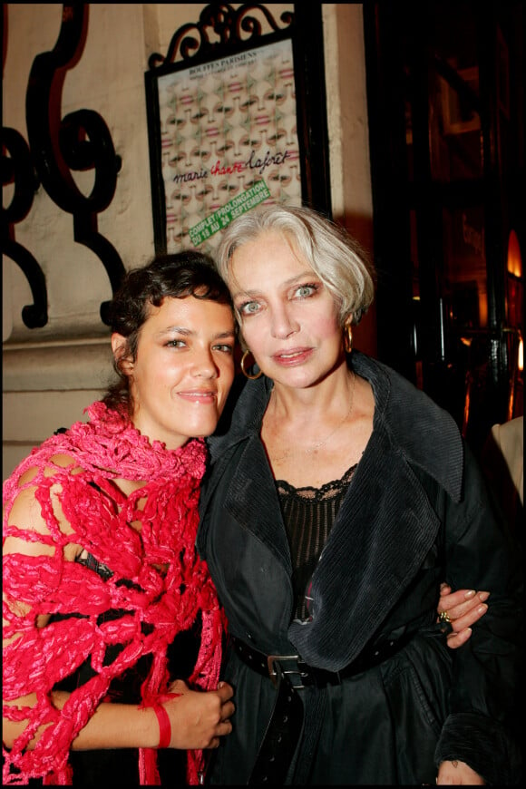 Marie Laforêt et sa fille Debora Kahn-Sriber - Le triomphal retour de Marie Lafor^êt sur scène aux Bouffes Parisiens.