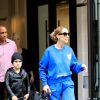Céline Dion et ses enfants Eddy et Nelson sortent de l'hôtel Royal Monceau à Paris le 27 juin 2017.