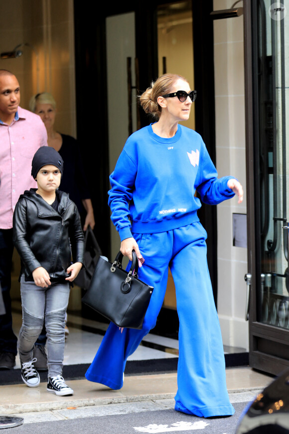 Céline Dion et ses enfants Eddy et Nelson sortent de l'hôtel Royal Monceau à Paris le 27 juin 2017.