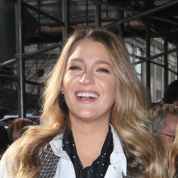 Blake Lively arrive au défilé de Michael Kors lors de la New York Fashion Week (4 - 12 février 2020), le 12 février 2020. L'actrice de 32 ans adopte un look androgyne chic en chemise, gilet et pantalon. 