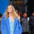 Blake Lively à la sortie des studios de l'émission "Good Morning America" avec un manteau en fausse fourrure bleu à New York, le 28 janvier 2020.   