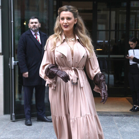 Blake Lively quitte l'hôtel Crosby à New York, le 27 janvier 2020. Elle signe des autographes à ses fans à la sortie de l'hôtel. 