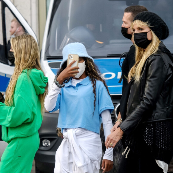Heidi Klum, sa mère Erna Klum et ses enfants Helene, Lou, Henry et Johan Samuel font du shopping et déjeunent à Berlin, le 25 octobre 2020. Elle est accompagnée par leur garde du corps, et de son chien Anton, un Deerhound. Heidi Klum est à Berlin pour l'émission de télévision allemande Germany's Next Topmodel. La famille a dîné dans une pizzeria sur la rivière Spree, puis ils ont traversé l'île aux musées en passant par Kupfergraben et Lustgarten. Pour clore la promenade, ils ont fait un détour par un glacier où toute la famille a dégusté une friandise sucrée!  