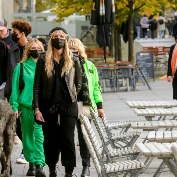 Heidi Klum, sa mère Erna Klum et ses enfants Helene, Lou, Henry et Johan Samuel font du shopping et déjeunent à Berlin, le 25 octobre 2020. Elle est accompagnée par leur garde du corps, et de son chien Anton, un Deerhound. Heidi Klum est à Berlin pour l'émission de télévision allemande Germany's Next Topmodel. La famille a dîné dans une pizzeria sur la rivière Spree, puis ils ont traversé l'île aux musées en passant par Kupfergraben et Lustgarten. Pour clore la promenade, ils ont fait un détour par un glacier où toute la famille a dégusté une friandise sucrée!  