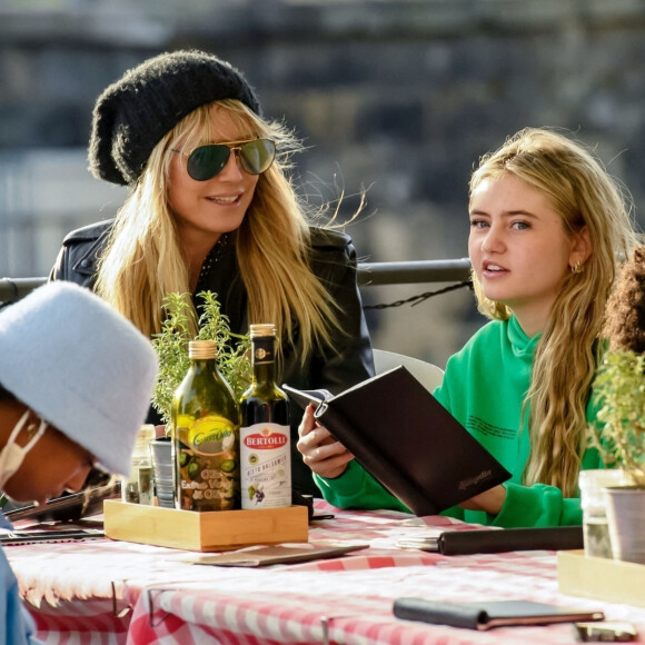 Heidi Klum, sa mère Erna Klum et ses enfants Helene, Lou, Henry et Johan Samuel font du shopping et déjeunent à Berlin