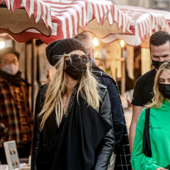 Heidi Klum, sa mère Erna Klum et ses enfants Helene, Lou, Henry et Johan Samuel font du shopping et déjeunent à Berlin, le 25 octobre 2020. Elle est accompagnée par leur garde du corps, et de son chien Anton, un Deerhound. Heidi Klum est à Berlin pour l'émission de télévision allemande Germany's Next Topmodel. La famille a dîné dans une pizzeria sur la rivière Spree, puis ils ont traversé l'île aux musées en passant par Kupfergraben et Lustgarten. Pour clore la promenade, ils ont fait un détour par un glacier où toute la famille a dégusté une friandise sucrée!  