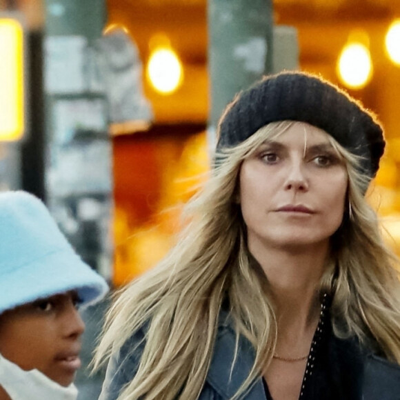 Heidi Klum, sa mère Erna Klum et ses enfants Helene, Lou, Henry et Johan Samuel font du shopping et déjeunent à Berlin, le 25 octobre 2020. Elle est accompagnée par leur garde du corps, et de son chien Anton, un Deerhound. Heidi Klum est à Berlin pour l'émission de télévision allemande Germany's Next Topmodel. La famille a dîné dans une pizzeria sur la rivière Spree, puis ils ont traversé l'île aux musées en passant par Kupfergraben et Lustgarten. Pour clore la promenade, ils ont fait un détour par un glacier où toute la famille a dégusté une friandise sucrée!  