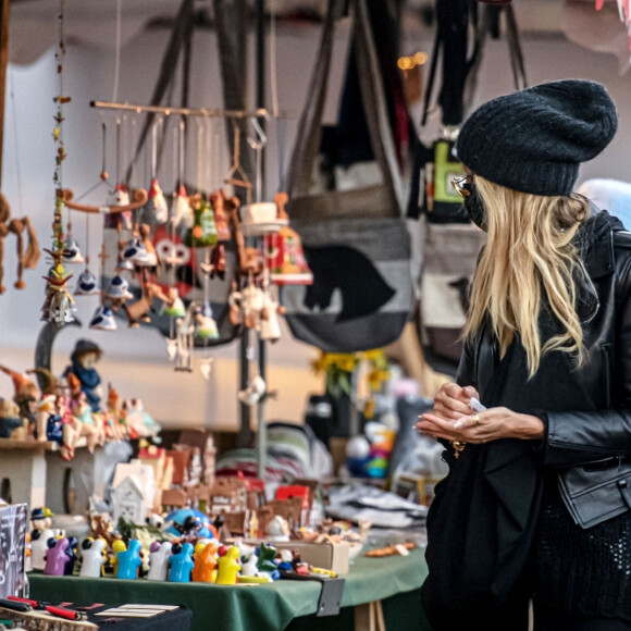 Heidi Klum, sa mère Erna Klum et ses enfants Helene, Lou, Henry et Johan Samuel font du shopping et déjeunent à Berlin, le 25 octobre 2020. Elle est accompagnée par leur garde du corps, et de son chien Anton, un Deerhound. Heidi Klum est à Berlin pour l'émission de télévision allemande Germany's Next Topmodel. La famille a dîné dans une pizzeria sur la rivière Spree, puis ils ont traversé l'île aux musées en passant par Kupfergraben et Lustgarten. Pour clore la promenade, ils ont fait un détour par un glacier où toute la famille a dégusté une friandise sucrée!  