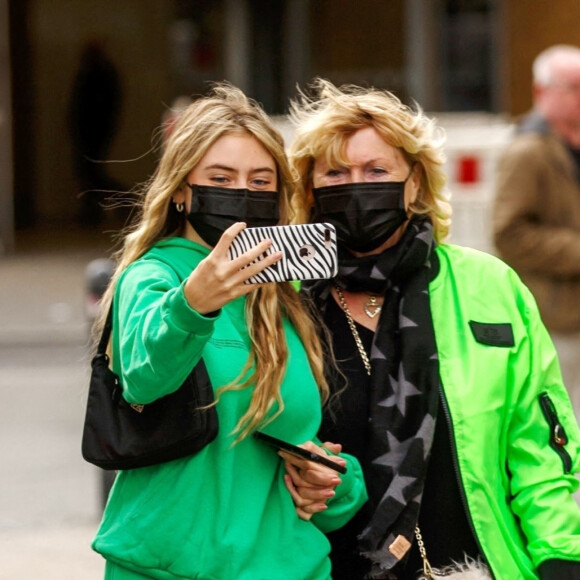 Heidi Klum, sa mère Erna Klum et ses enfants Helene, Lou, Henry et Johan Samuel font du shopping et déjeunent à Berlin, le 25 octobre 2020. Elle est accompagnée par leur garde du corps, et de son chien Anton, un Deerhound. Heidi Klum est à Berlin pour l'émission de télévision allemande Germany's Next Topmodel. La famille a dîné dans une pizzeria sur la rivière Spree, puis ils ont traversé l'île aux musées en passant par Kupfergraben et Lustgarten. Pour clore la promenade, ils ont fait un détour par un glacier où toute la famille a dégusté une friandise sucrée!  