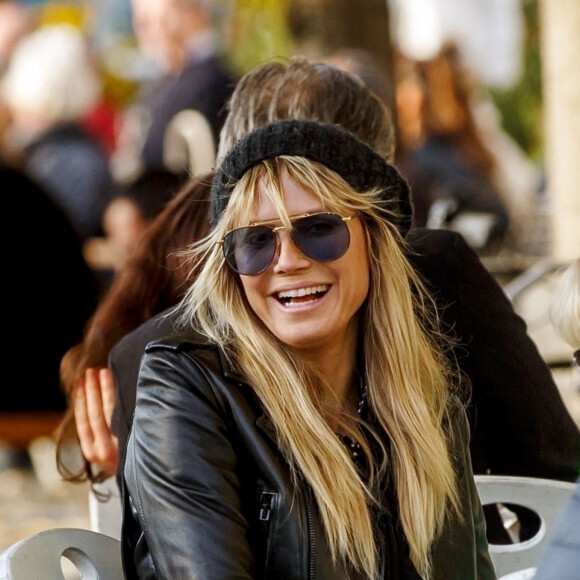 Heidi Klum, sa mère Erna Klum et ses enfants Helene, Lou, Henry et Johan Samuel font du shopping et déjeunent à Berlin, le 25 octobre 2020. Elle est accompagnée par leur garde du corps, et de son chien Anton, un Deerhound. Heidi Klum est à Berlin pour l'émission de télévision allemande Germany's Next Topmodel. La famille a dîné dans une pizzeria sur la rivière Spree, puis ils ont traversé l'île aux musées en passant par Kupfergraben et Lustgarten. Pour clore la promenade, ils ont fait un détour par un glacier où toute la famille a dégusté une friandise sucrée!  