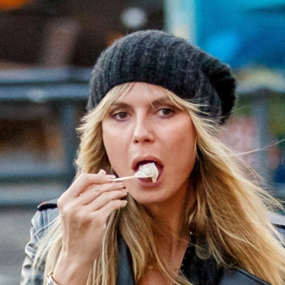 Heidi Klum, sa mère Erna Klum et ses enfants Helene, Lou, Henry et Johan Samuel font du shopping et déjeunent à Berlin, le 25 octobre 2020. Elle est accompagnée par leur garde du corps, et de son chien Anton, un Deerhound. Heidi Klum est à Berlin pour l'émission de télévision allemande Germany's Next Topmodel. La famille a dîné dans une pizzeria sur la rivière Spree, puis ils ont traversé l'île aux musées en passant par Kupfergraben et Lustgarten. Pour clore la promenade, ils ont fait un détour par un glacier où toute la famille a dégusté une friandise sucrée!  