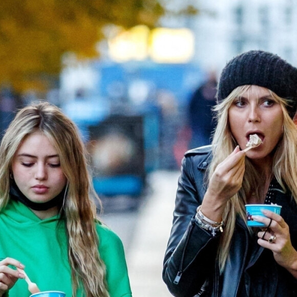 Heidi Klum, sa mère Erna Klum et ses enfants Helene, Lou, Henry et Johan Samuel font du shopping et déjeunent à Berlin, le 25 octobre 2020. Elle est accompagnée par leur garde du corps, et de son chien Anton, un Deerhound. Heidi Klum est à Berlin pour l'émission de télévision allemande Germany's Next Topmodel. La famille a dîné dans une pizzeria sur la rivière Spree, puis ils ont traversé l'île aux musées en passant par Kupfergraben et Lustgarten. Pour clore la promenade, ils ont fait un détour par un glacier où toute la famille a dégusté une friandise sucrée!  