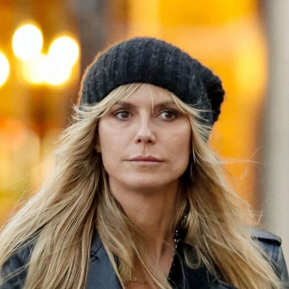 Heidi Klum, sa mère Erna Klum et ses enfants Helene, Lou, Henry et Johan Samuel font du shopping et déjeunent à Berlin, le 25 octobre 2020. Elle est accompagnée par leur garde du corps, et de son chien Anton, un Deerhound. Heidi Klum est à Berlin pour l'émission de télévision allemande Germany's Next Topmodel. La famille a dîné dans une pizzeria sur la rivière Spree, puis ils ont traversé l'île aux musées en passant par Kupfergraben et Lustgarten. Pour clore la promenade, ils ont fait un détour par un glacier où toute la famille a dégusté une friandise sucrée!  