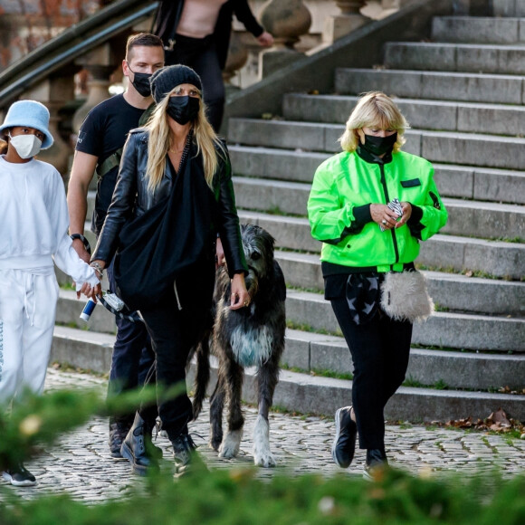 Heidi Klum, sa mère Erna Klum et ses enfants Helene, Lou, Henry et Johan Samuel font du shopping et déjeunent à Berlin, le 25 octobre 2020. Elle est accompagnée par leur garde du corps, et de son chien Anton, un Deerhound. Heidi Klum est à Berlin pour l'émission de télévision allemande Germany's Next Topmodel. La famille a dîné dans une pizzeria sur la rivière Spree, puis ils ont traversé l'île aux musées en passant par Kupfergraben et Lustgarten. Pour clore la promenade, ils ont fait un détour par un glacier où toute la famille a dégusté une friandise sucrée!  