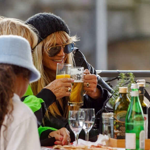Heidi Klum, sa mère Erna Klum et ses enfants Helene, Lou, Henry et Johan Samuel font du shopping et déjeunent à Berlin, le 25 octobre 2020. Elle est accompagnée par leur garde du corps, et de son chien Anton, un Deerhound. Heidi Klum est à Berlin pour l'émission de télévision allemande Germany's Next Topmodel. La famille a dîné dans une pizzeria sur la rivière Spree, puis ils ont traversé l'île aux musées en passant par Kupfergraben et Lustgarten. Pour clore la promenade, ils ont fait un détour par un glacier où toute la famille a dégusté une friandise sucrée!  