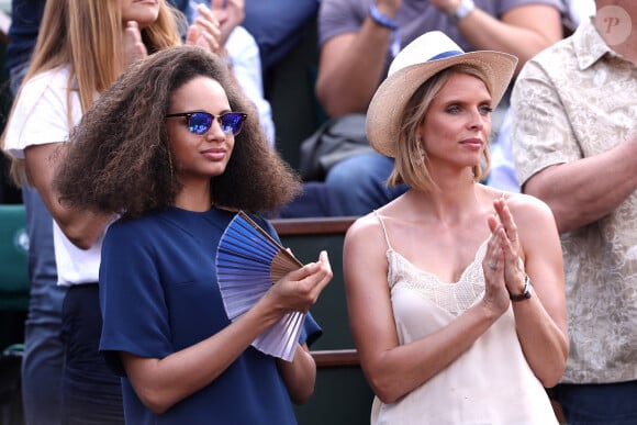 Alicia Aylies (Miss France 2017) et Sylvie Tellier dans les tribunes lors des internationaux de France de Roland Garros à Paris, le 1er juin 2017. © Dominique Jacovides - Cyril Moreau/ Bestimage