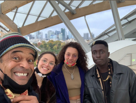 Yannick et ses filles Jenaye et Eleejah Noah visitent la Fondation Louis Vuitton. Paris, le 28 octobre 2020.