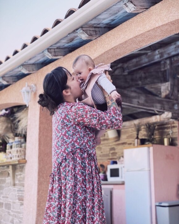 Alizée avec sa fille Maggy (6 mois), le 24 mai 2020.