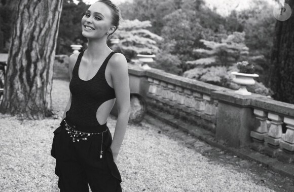 Lily Rose Depp pose pour la campagne croisière 2021 de Chanel.