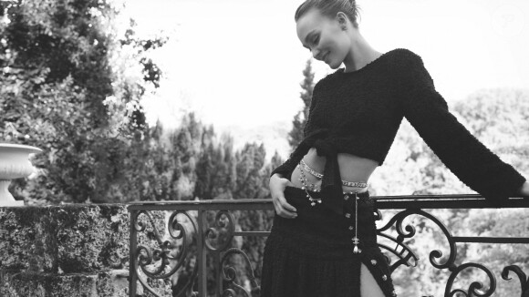 Lily Rose Depp pose pour la campagne croisière 2021 de Chanel.