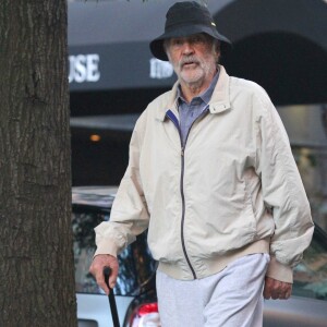 Sean Connery marche dans la rue avec une canne à New York le 11 septembre 2017.