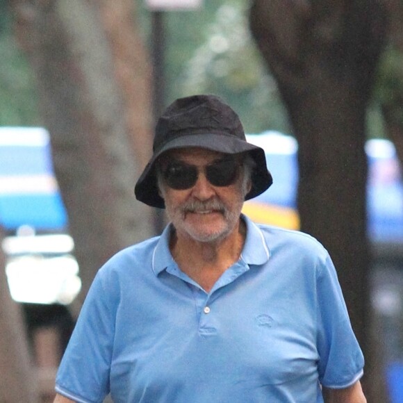Sean Connery se balade à l'aide d'une canne dans les rues de New York, le 4 septembre 2017.