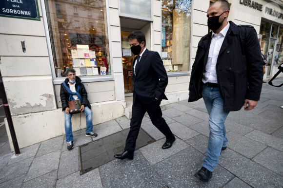 Manuel Valls - Les parisiens assistent à l'hommage national pour Samuel Paty, enseignant assassiné par un islamiste, devant la Sorbonne à Paris le 21 octobre 2020. © JB Autissier / Panoramic / Bestimage