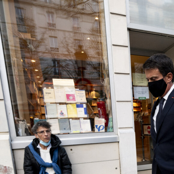 Manuel Valls - Les parisiens assistent à l'hommage national pour Samuel Paty, enseignant assassiné par un islamiste, devant la Sorbonne à Paris le 21 octobre 2020. © JB Autissier / Panoramic / Bestimage