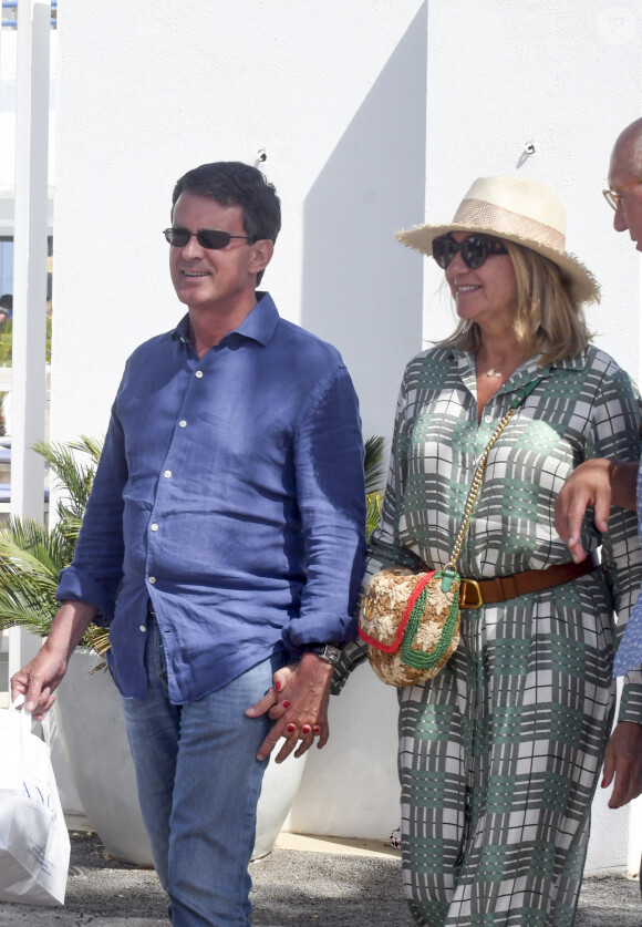 Exclusif - Manuel Valls et sa fiancée Susana Gallardo sont allés dîner au restaurant où ils se sont rencontrés il y a 1 an à Marbella. Le couple a célébré l'anniversaire de sa rencontre. Le 9 juin 2019.