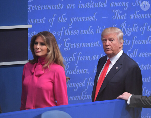 Melania Trump, habillée d'un chemisier rose Gucci, assiste au débat présidentiel opposant Donald Trump à Hilary Clinton. Octobre 2016.