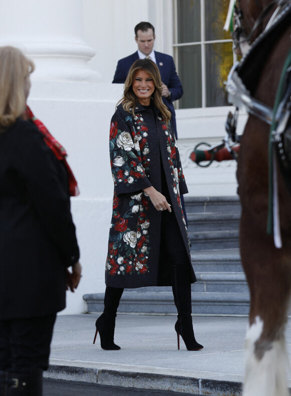 Melania Trump, habillée d'un manteau Dolce & Gabbana, accueille le sapin de Noël de la Maison-Blanche à Washington. Le 25 novembre 2019.