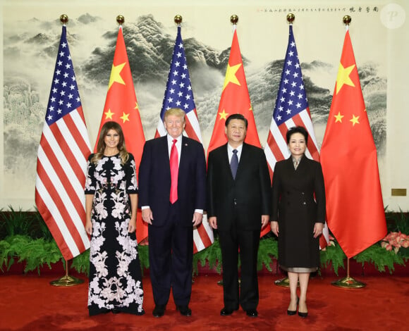 Melania Trump (à gauche), habillée d'une robe Dolce & Gabbana, son mari Donald Trump, le président chinois Xi Jinping et son épouse Peng Liyuan à Pékin, le 9 novembre 2017.