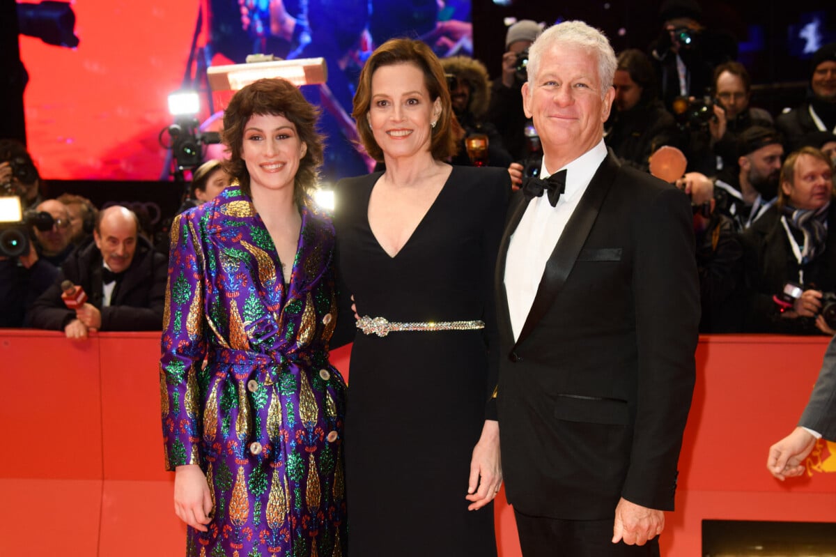 Photo Sigourney Weaver Son Mari Jim Simpson Et Leur Fille Charlotte photo-sigourney-weaver-son-mari-jim-simpson-et-leur-fille-charlotte