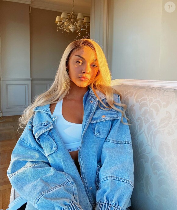 Wejdene sur Instagram. La jeune chanteuse originaire du 91 connait un large succès avec "Anissa" et son clip, qui a dépassé les 10 millions de vues sur YouTube. Elle vient d'ailleurs de signer chez Universal Music.