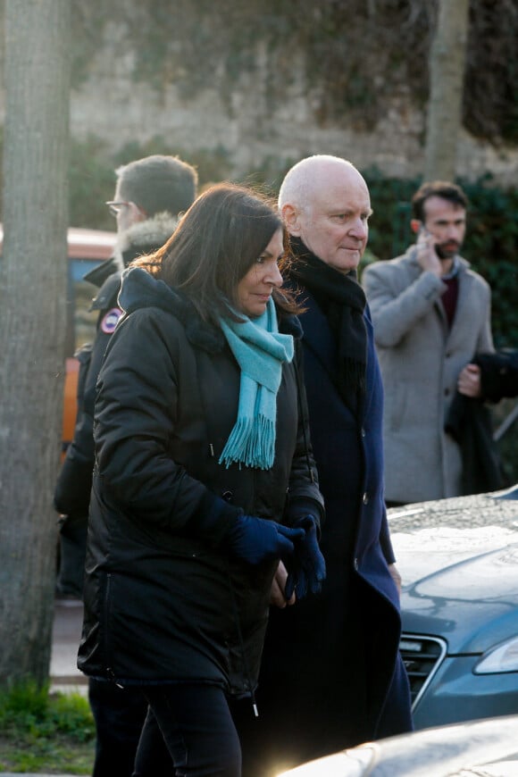 Exclusif - Anne Hidalgo, maire de Paris, Christophe Girard - Sorties des obsèques de David Kessler au cimetière du Montparnasse à Paris le 11 février 2020.