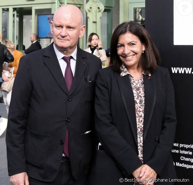 Exclusif - Anne Hidalgo (Maire de Paris) accompagnée de Christophe Girard (adjoint à la Maire de Paris pour la culture et Maire du 4ème arrondissement) - Anne Hidalgo (Maire de Paris) visite la 46ème édition de la Foire Internationale d'Art Contemporain (FIAC) à Paris © Stéphane Lemouton/Bestimage
