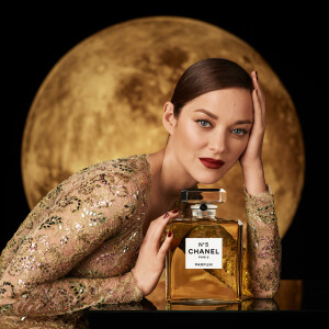 Marion Cotillard et le danseur Jeremie Belingard sont les stars du nouveau film de campagne pour le parfum N°5 de Chanel.