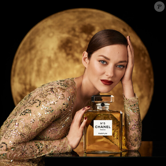 Marion Cotillard et le danseur Jeremie Belingard sont les stars du nouveau film de campagne pour le parfum N°5 de Chanel.