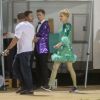 Exclusif - Nicole Kidman, robe verte en plumes et strass, fait une pause sur le tournage de la comédie musicale "The Prom" à Los Angeles le 6 mars 2020.