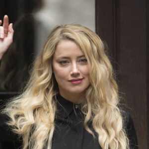 Amber Heard à la sortie de la cour royal de justice à Londres, pour le procès en diffamation contre le magazine The Sun Newspaper, le 28 juillet 2020 