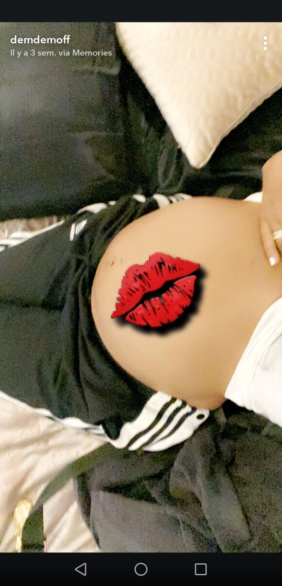 Demdem a prouvé sur Snapchat qu'elle n'a pas eu recours à une mère porteuse pour son quatrième enfant, en publiant une photo de son ventre rond.