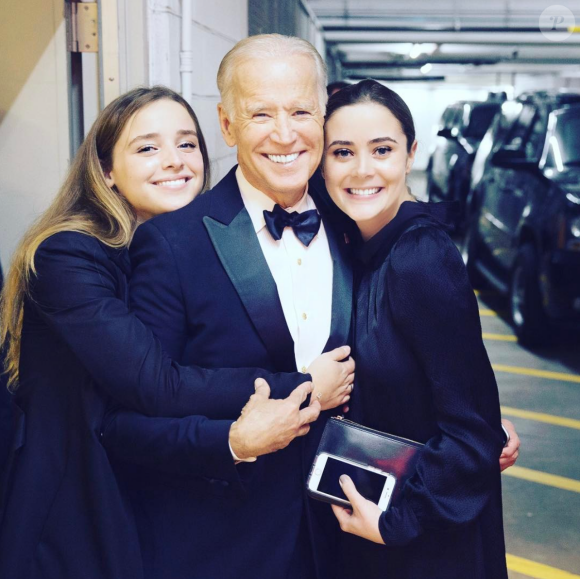 Naomi Biden (à droite), sa soeur Finnegan et leur grand-père Joe Biden. Janvier 2017.