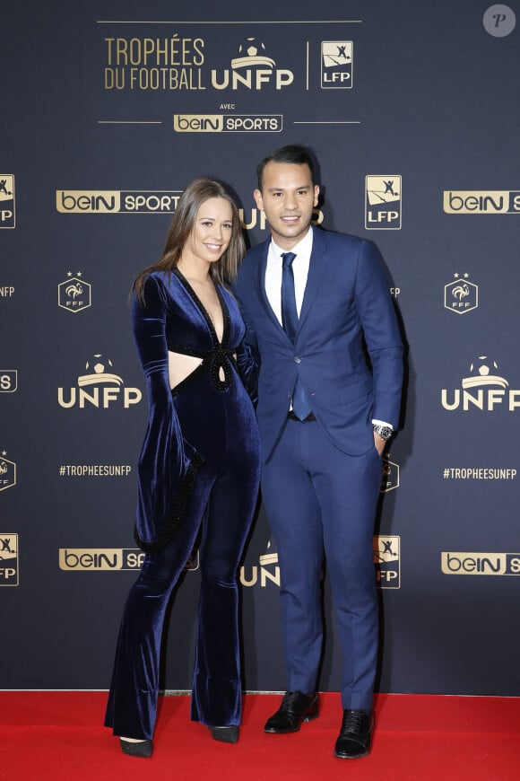 Mohamed Bouhafsi et sa compagne au photocall de la 28ème cérémonie des trophées UNFP (Union nationale des footballeurs professionnels) au Pavillon d'Armenonville à Paris, France, le 19 mai 2019.