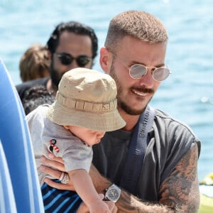 Exclusif - Matt Pokora (M. Pokora) profite de la plage du Martinez et de la navette du palace, avec sa compagne Christina Milian et leur fille Isaiah, pour fuir la foule et se réfugier sur les îles au large de Cannes. Le 22 juillet 2020.