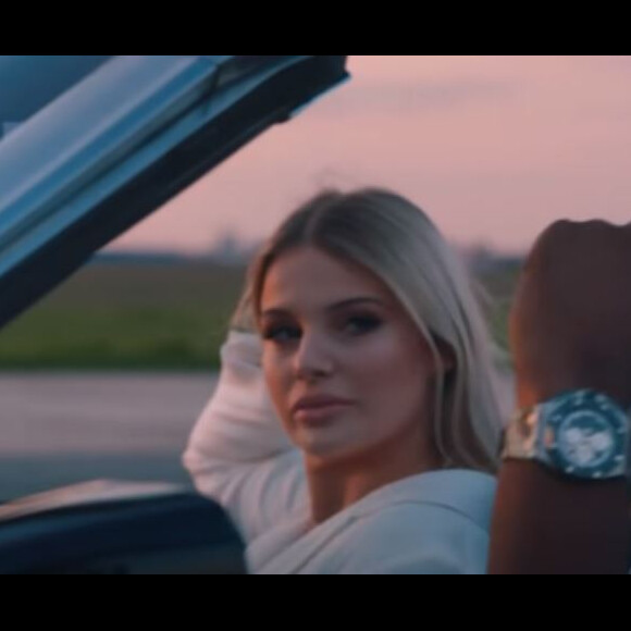 Eva Ducci dans le clip "Miami Vice" de Maître Gims