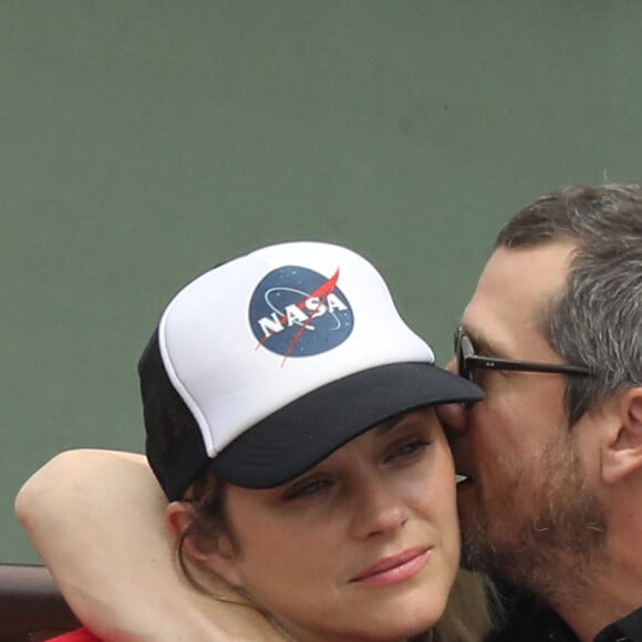 Marion Cotillard et son compagnon Guillaume Canet dans les tribunes des Internationaux de France de Tennis de Roland Garros à Paris, le 10 juin 2018. © Jacovides/Moreau/Bestimage